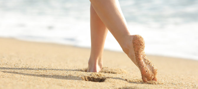 In forma con il “barefooting” negli hotel a Rimini vicino al mare
